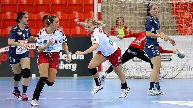 Mathilde Rivas-Toft (t.v.) og Mari Molid jubler etter viktig Larvik-scoring i sluttminuttene. Foto: Svein André Svendsen 20181013-Larvik-Rivas-Toft,-Molid-640-px.jpg