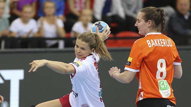 Tonje R. Berglie og Ingvild Bakkerud i forrige møte mellom Larvik og Odense 20181019-Larvik-Berglie,-Tonje-Roth-foto-svein-andre-svendsen.jpg