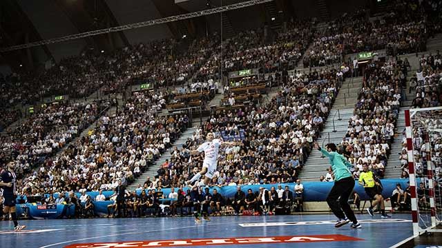 Alexander Westby scorer mot Barcelona foran 12 377 tilskuere I Håkons Hall i september 2019. Foto: Geir Olsen, NTB scanpix 20190927-Elverum-publikumsrekord-Lillehammer-Foto-Geir-Olsen-NTB-scanpix.jpg