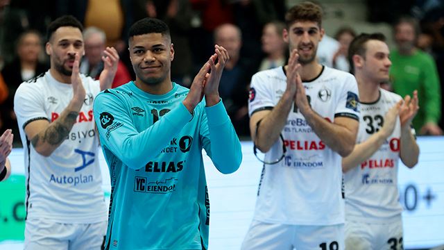 Elverum 20230301.
Elverums målvakt Emil Kheri Imsgard kåret til beste spiller i Champions League kampen i håndball mellom Elverum og THW Kiel fra Tyskland i Terningen Arena på Elverum
Foto: Geir Olsen / NTB