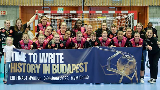 Jublende jenter fra Vipers som er klare for Final 4 Vipers klare for Final4
