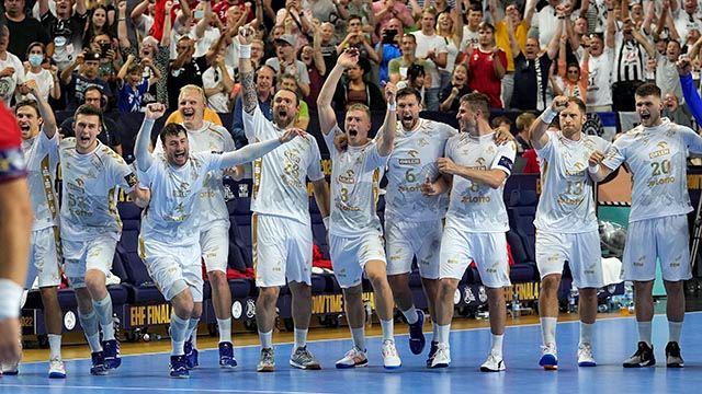 Kiel kunne slippe jubelen løs etter å ha sikret bronsemedaljen på straffekastkonkurranse. THW Kiel med Harald Reinkind og Bjarte Myrhol fra bronse i Champions League