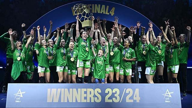 Kari Brattset Dale kunne løfte CL-trofeet foran lagvenninnene. 20240602 Györ vant CL.jpg