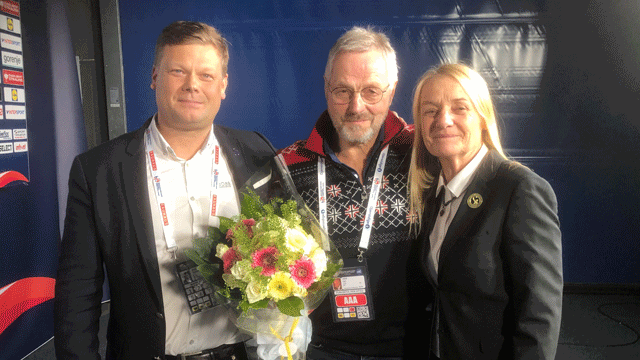 VERDSATT: Per Otto Furuseth (i midten) sammen med Sveriges håndballpresident Fredrik Rapp og visepresident Lena Runströmer. Foto: Svenska Handbollförbundet per-otto-med-pris-(2).gif