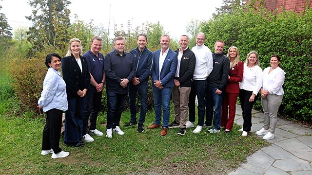 Forbundsstyret 2025-28. Fra venstre: Karin Tønder Knutsen, Nora Kaalstad, Torkil Iversen, Christian Sørensen (ansattes repr.), Erik Langerud (generalsekretær), Christian Berven, Øivind Brevik, Øyvind Indrebø, Ole Einar Hope, Randi Gustad, (håndballpresident) Hanne Hogness, Gro Gulliksen. Forbundsstyret 2025-2028