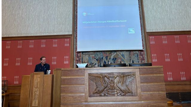 20250922 Langerud holder framlegg miljøfyrtårn.jpg