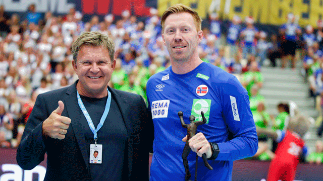 Håndballpresident Kåre Geir Lio og Børge Lund. Foto: Vidar Ruud/NTB Scanpix 20190615-NOR-ESP-Lund-får-Statuetten_640x360px.gif