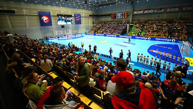 Bergen 20230312. 
Publikum under EM-kvalifisering håndball, herrer mellom Norge - Serbia i Åsane Arena.
Foto: Christoffer Andersen / NTB