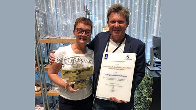 Håndballpresident Kåre Geir Lio mottok prisen sammen med 1. visepresident Bente Aksnes. 20190704-Utviklingspris2.jpg