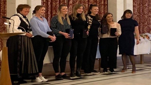 Fra venstre: Martine Welfler, Kathrine Sæthre, Marielle Martinsen, Julie Aspelund Berg og Katinka Haltvik. 640_LKB Rådhuset 2019.jpg