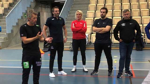 Rekruttguttas trener Geir Erlandsen i aksjon. Tilhørere er landslagssjef Christian Berge, Henriette Henriksen Løge (SørVest, Christoffer Martinussen (Sør) og Tom Fokstuen (Øst) 20190902_Trenersamling_Bergen_Erlandsen_mfl_640x360web.jpg
