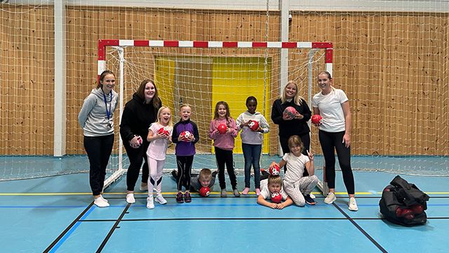 Endelig håndballaktivitet: Noen av initiativtakerne og barna som gleder seg til å begynne med håndball. Herøy IL har startet opp håndballaktiviteten etter 10 år.
