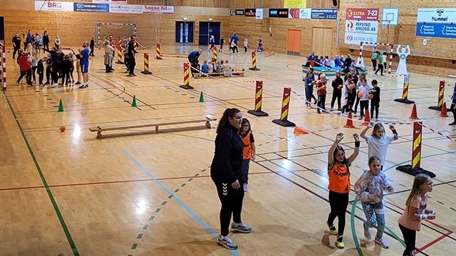 Søgne Håndballklubb arrangerte Kast ballen-dagen for 150 elever fra tre skoler. Kast ballen-dagen hos Søgne HK