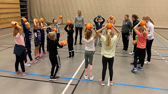 1.-3. trinn på Teie Skole deltok på Kast ballen-dagen i Nøtterøyhallen i oktober. Kast ballen-dagen i Nøtterøyhallen med Teie Skole