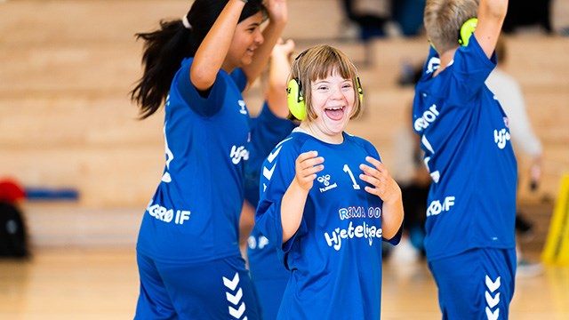 Spiller i t-skjorte med REMA 1000 Hjerteligaen smiler til kameraet under Landsturneringen 2022