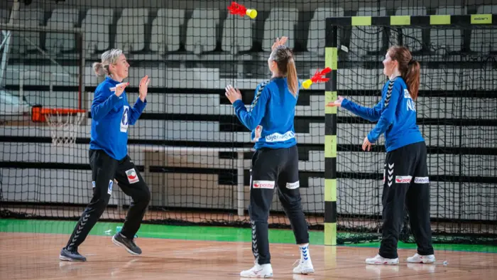 20221103 EM Håndball oppvarming trening Katrine Lunde Marie Davidsen Silje Solberg Østhassel foto beate oma dahle ntb.jpg