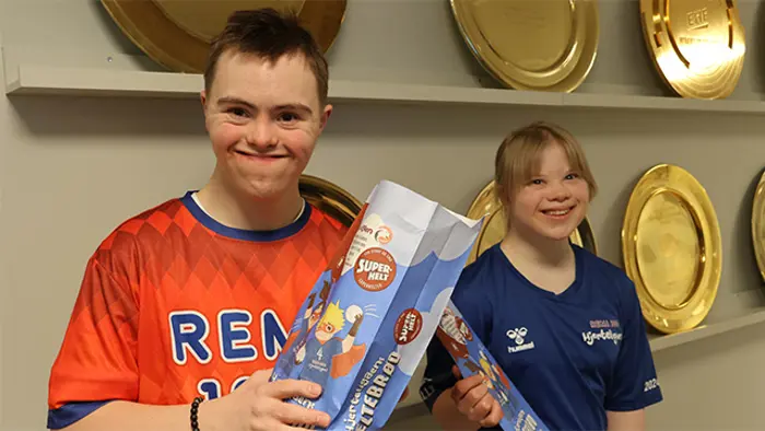 2026 Spillere med Hjerteligaens Heltebrød.jpg