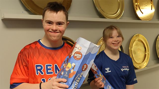 2026 Spillere med Hjerteligaens Heltebrød.jpg