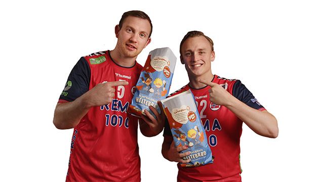 Sander Sagosen og Tobias Grøndahl med REMA 1000s brød