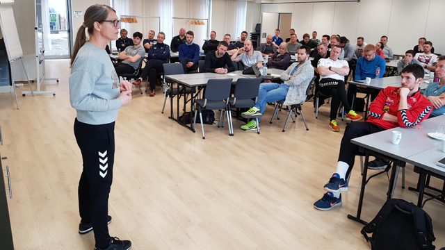 Gitte Madsen – olympisk mester med Danmark i Atlanta 1996 – nå trener i Bækkelaget, er en av deltagerne på NHF's Trener 3 utdanning. I Asker fortalte hun trenerkolleger hvordan hun vil lære bort innlæring av riktig finteteknikk. 20190223_Gitte-Madsen_trener3_640x360web.png