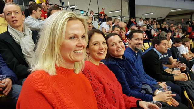 Deltagerne på Trener 4-utdanningen besøkte Danmark og VM for herrer for å hente inspirasjon. Kampen mellom Norge og Danmark var rosinen i pølsa. Fra v; Siri Humborstad, Bente Lunke Norum, Ane Mallberg, Ole Gustav Gjekstad og Atle Oliver Johansen. Bak; Anja Lønseth. 20190117_Trener4_Danmark_1_640x360web.png