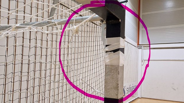 Slik så målnettet i en av hallene våre ut på lørdag. Hullet var stort nok til at en fotball kunne komme igjennom. Hull i mål.jpg