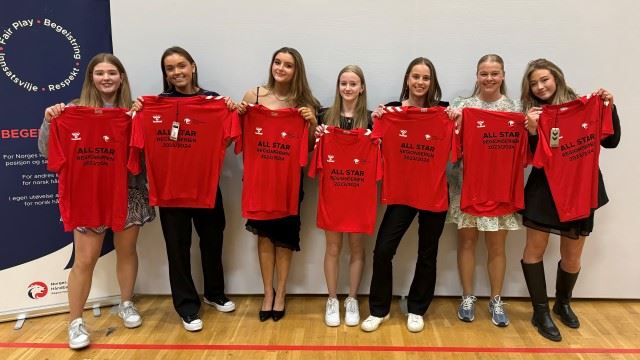 Allstar Team J16 - Fra venstre: Mille Tveit, Vilde Ellingsæter, Sara Heimstad, Malin Jonassen, Martha Dille-Grytnes, Kaja Nordland og Annika Gundersen. Allstar Team J16 - Fra venstre: Mille Tveit, Vilde Ellingsæter, Sara Heimstad, Malin Jonassen, Martha Dille-Grytnes, Kaja Nordland og Annika Gundersen.