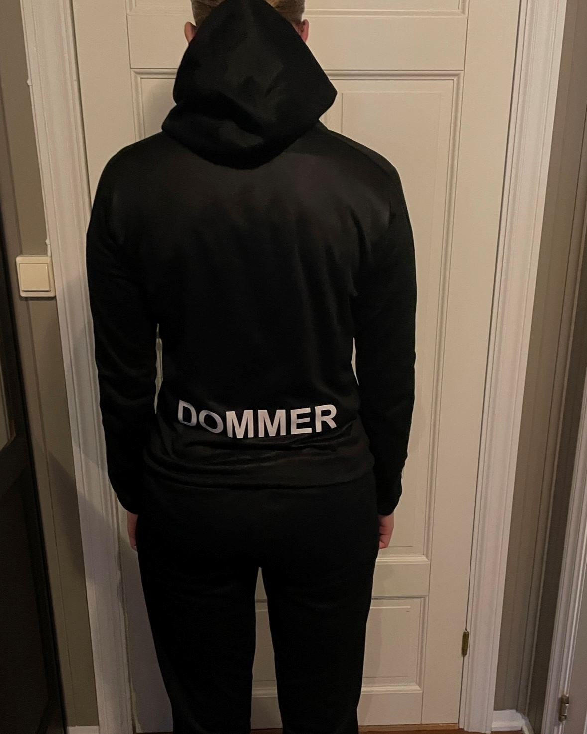 Dommerne i Hegra sine klær bakfra Dommerne i Hegra sine klær bakfra