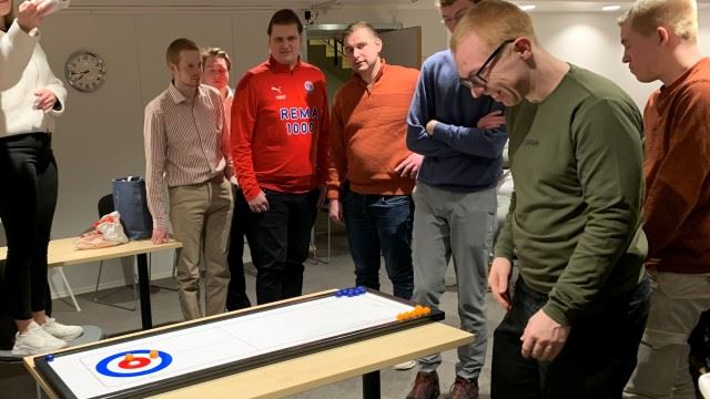 Sosialt på kveldstid, med curling Sosialt på kveldstid, med curling