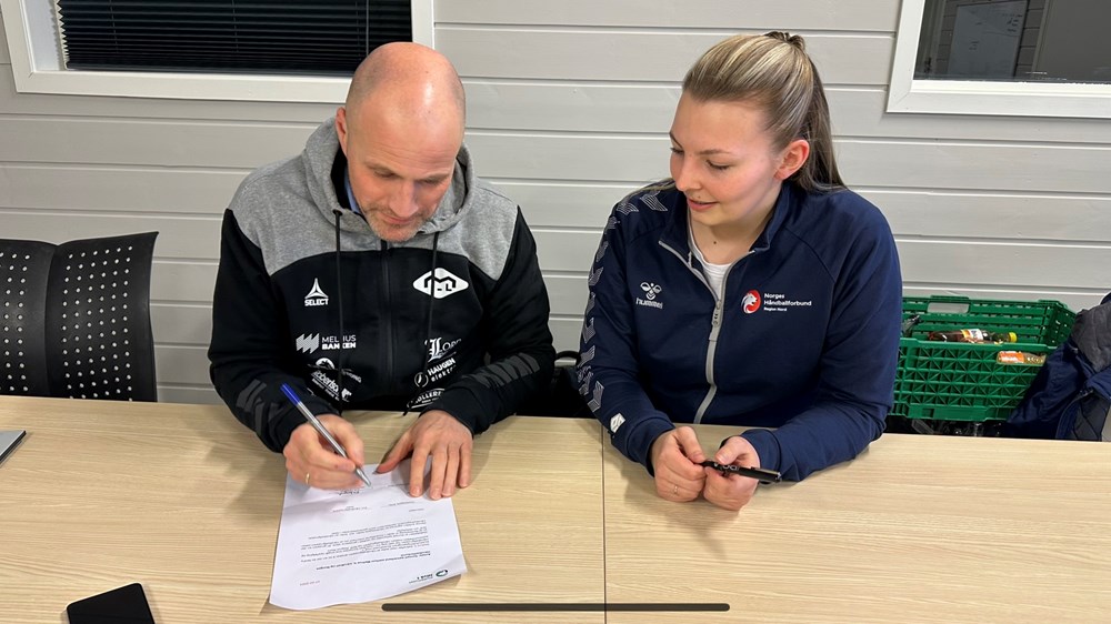 Styreleder Inge Hovd Gangås signerer klubbhuskontrakt, sammen med klubbrådgiver Martine Dahl Larsgård.