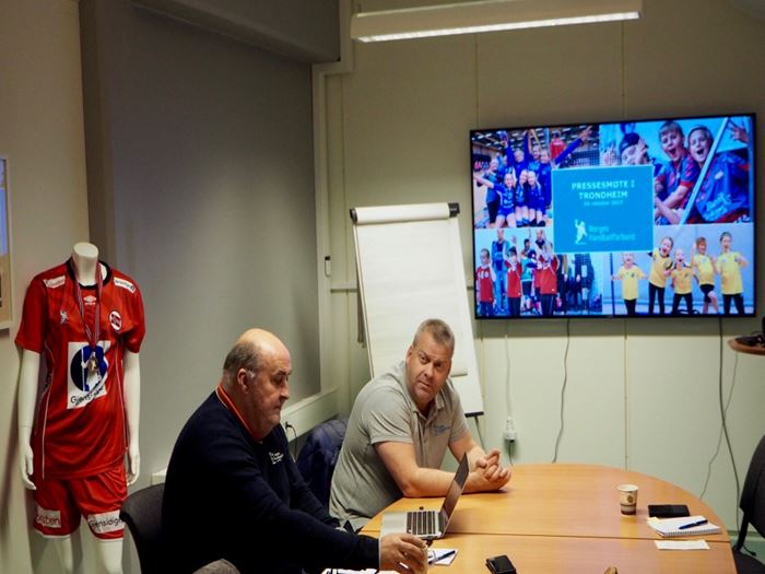 Øyvind Togstad (t.h.) og Svein Olav Øie fronter i Region Nord NHF sitt anleggsprosjekt. HALL-pressemøte-241017.jpg