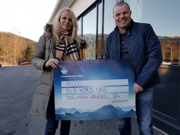 Catherine Bradley Hessen og styremedlem Frode Hessen er fornøyde etter pengegaven fra Spjelkavik! 16938454_1138106126298992_4474399079797033050_n.jpg