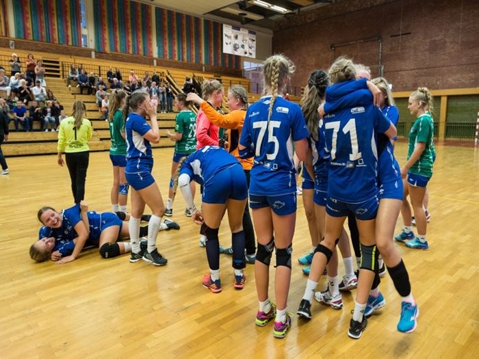Begge de to 16-årsfinalene i A-sluttspillet måtte gå til sudden death for å kåre vinneren. Ikke rart at jentene på Stjørdal HK jublet da de scoret målet i forlengelsen i den spennende finalen mot Klæbu. (Foto: ROBERT MAGNUSSEN) stjørdalsjubel.jpg