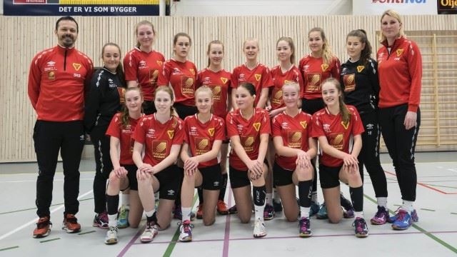 B&Y ILs jenter 16-lag er klar for langtur. Bak fra v: Stig Berntzen (Trener), Lara Selo, Tuva H. Kristensen, Frida S. Frøysa, Emma Røed, Johanne Tetmo, Thea R. Roghell, Sigrid M. Olsen, Helene Hansen og Monica H. Kristensen (Trener). Foran fra v: Tina K. Olsen, Pernille Hagh, Annie Pettersen, Simone T. Kralicek, Vårild R. Lamo og Mari K. Berntzen. Hilde Amundsen var ikke til stede da bildet ble tatt. FOTO: Elias R. Lamo Bossmo og Yttern-påskesak.jpeg