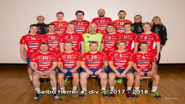 Selbus 4.divisjonsspillere og deres tre kvinner. Debutant Øyvind nummer tre fra høyre i midterste rekke. (Foto: GARBERG FOTO) DEBUTANT-SELBU-Lagbilde H4.jpg