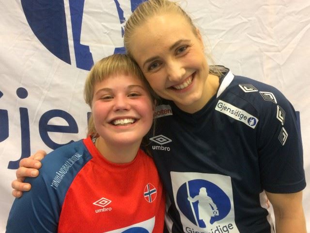 Ingen tvil om at Maja Hansen var fornøyd med besøk av forbildet sitt! Foto: Monica Ibsen IMG_4812.JPG