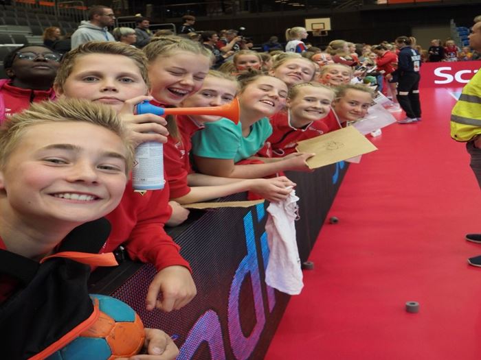 God stemning i autografkøen selv om det tok litt tid før Håndballjentene kom. (Fotos: TORE SÆTHER) EM-kval6.jpg