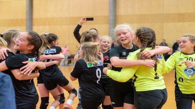 Jublende Molde-jenter etter seieren i finalen i J12-klassen. (FOTO: Robert Magnussen) Molde-jubel etter finaleseier J12.jpeg