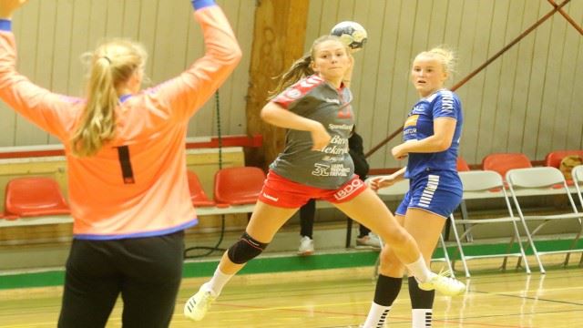 Hedda Aasen får representere Charlottenlunds mange dyktige talenter. Alle klubbens fire lag tok full pott i helgens Bring- og Lerøy-serie. (Foto: JØRN ALMBERG) CSK-LerøyJ-1.jpeg