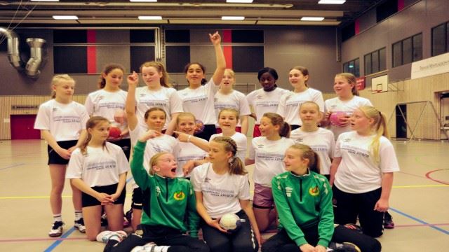Denne jentegjengen har spilte håndball sammen i mange år allerede, og ingen har gitt beskjed om at de har tenkt å la 2018/19-sesongen bli den siste... Foran f.v.: Evelina Johansen, Una Stuedahl og Tindra Gudmundsdottir. I midten f.v.: Mathea Bostad, Eline Sandnes, Jenny Svestad, Amalie Rø, Kristin Petersen, Kristine Røkke og Nora Krokhaug. Bak f.v.: Emma Olsen, Sahra Haugen, Mia Stormo, Sude Arikan, Ida Berntsen, Rhonetta Asomah, Ingeborg Sagen og Lea Lorentsen. Mangler på bildet gjør; Malin Aune og Martina Molden. Martina brakk for øvrig en finger under Baldercupen. (FOTO: Tore Sæther) Heimdal J12-1.jpeg