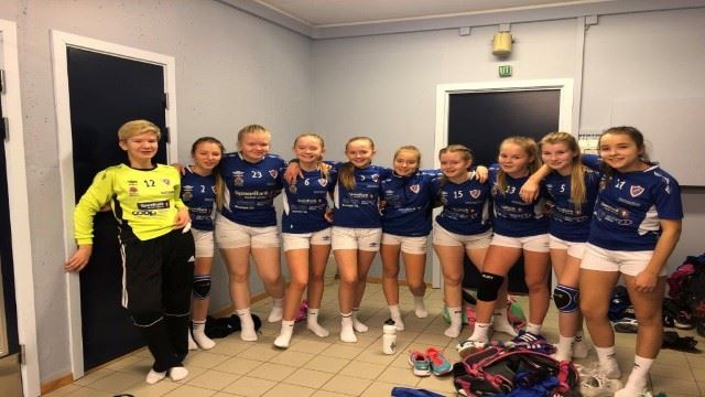 Nesten hele denne gjengen med J14-spillere har holdt sammen på og utenfor håndballbanen siden de var seks-syv år. (FOTO: Privat) Kirkenes-takeover1.jpeg