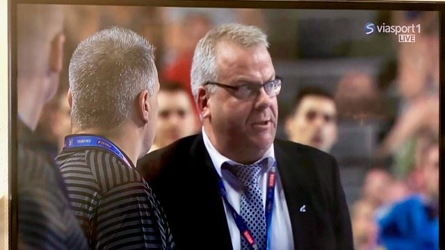 Forvirring rundt benken med feil innbytte og feil bestrafning. Delegat-mat for Øyvind Togstad. Med ryggen til, Barcelona-trener Xavi Pasqual Fuertes. (FOTO: Skjermdump Viasport) Togstad-2.jpeg