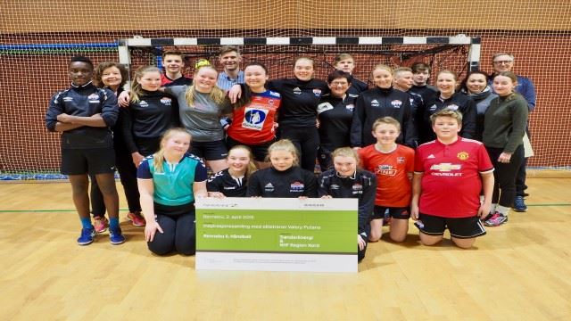 Rennebu-spillerne med verdisjekken (Putans-trening). Ordfører Ola Øie (i blå skjorte bakerste rekke) kom innom for å se Valery Putans (bak t.h.) i aksjon med noen av rennbyggernes håpefulle håndballere. (FOTOS: Tore Sæther) RENNEBU-1.jpeg