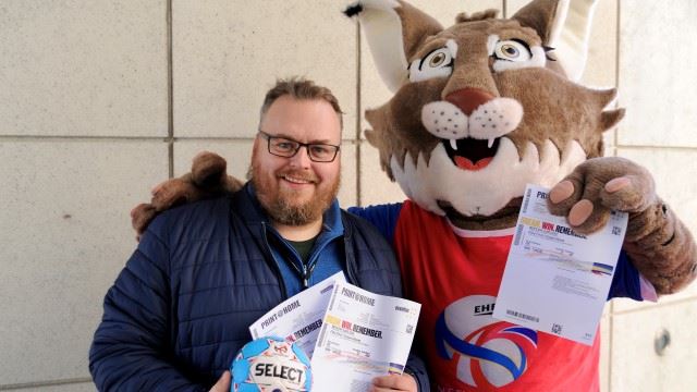 Grattis med billettene, sa Winni til Stein Mathisen som vant vår konkurranse og EURO-billetter. (FOTO: Tore Sæther) DSC_4093.jpeg