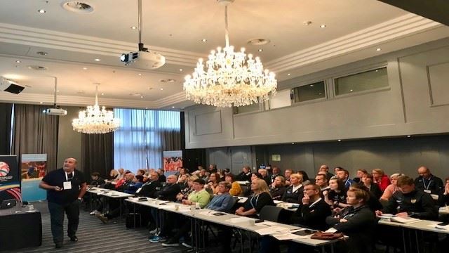 Svein Olav Øie, regionens daglige leder, tok forsamlingen gjennom "rikets tilstand". (FOTO: Eirik Engelsen) Tromsø-forum-3.jpg