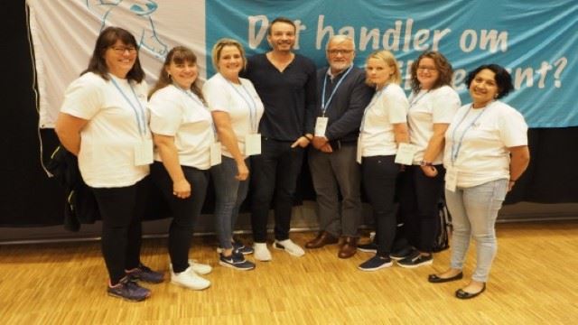 Sonelederne samlet rundt landslagstrener Christian Berge. F.v.: Marit Hegseth, Beate Bårdvik, Berit Kvåle, Magnar Klingenberg, Kristin Garnvik, Berit Berget og Karin Tønder Knutsen. (FOTO: Tore Sæther) Sonelederne og CB.jpg