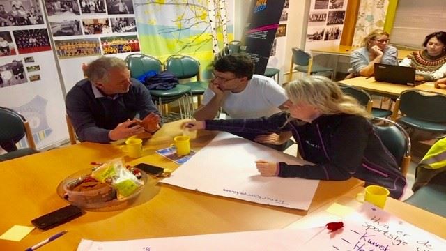 Fra gruppearbeidet; nærmest gruppen med f.v.: styremedlem Alf Magne Andreasen, trener Yngve Danielsen og styremedlem Wenche Olsen. (FOTO: Ola Tømmerås) Sandnessjøen-3.jpeg