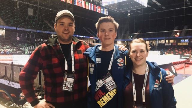 Det var vanskelig å få "firkløveren" til å stå stille på samme sted, men vi fikk nøyet oss med et bilde av tre av de. Fra venstre: Andreas Nordbotten, Iver Solhjem og Janne Kristine Rødli. Geir Arne Larsen var ikke til stede da bildet ble tatt. IMG_1646.jpg
