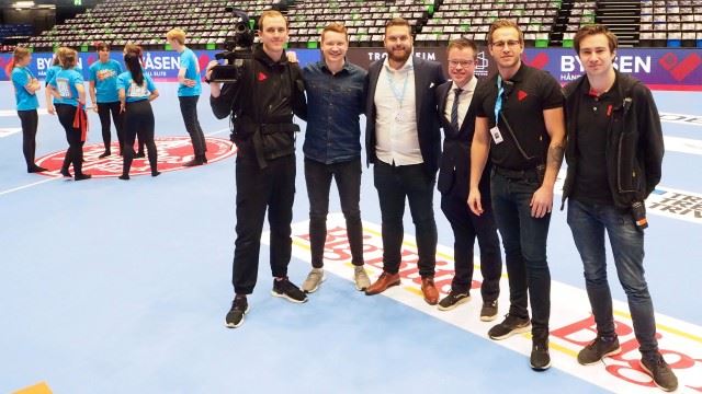 Faadetpaa-teamet under 2.november-kampene – testen av Trondheim Spektrum som stor håndballarena – f.v.: Sindre Sæther (kamera), Ole-Fredrik Wanderås (musikk), Anders Bergheim (speaker), Dag Alexander Gamst (kommentator/speaker), Mathias Grubba (gründer) og billedprodusent Eivind Furre Grøtan ( FOTO: Tore Sæther) FAADETPAA-foran.jpeg