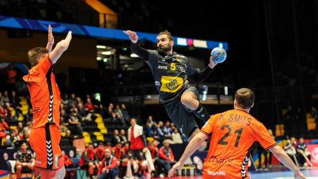 Nederland var sjanseløs mot Spania. Her flyr Maqueda inn mot nederlandske forsvarere og setter inn ett av sine seks mål. (FOTOS: Lars Skaug) Spania-Nederland.jpg